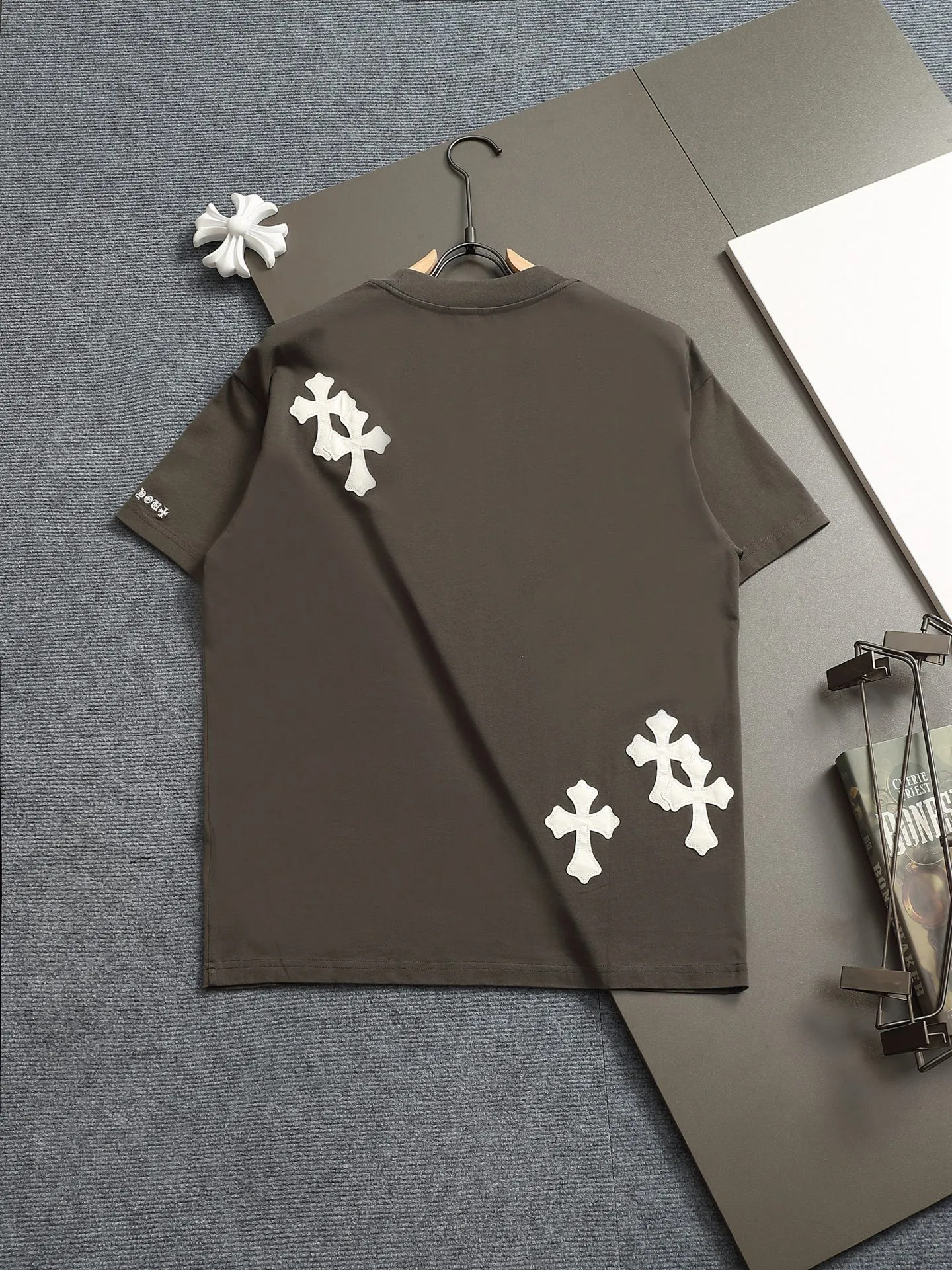 🅿️220 Chrome hearts ch Chrome hearts cross leather short-sleeved T-shirts. Large version. Loose and stylish. The difference is the low version, the slim version, the upper body and the crotch. 100% commitment: top quality, not fast food. The highest version on the market. Top quality, 320 grams. 26 custom-dyed double yarn cotton, same style for men and women, complete with three standards. Color: Black Purple Brown Khaki Size: XS-L Size chart:
